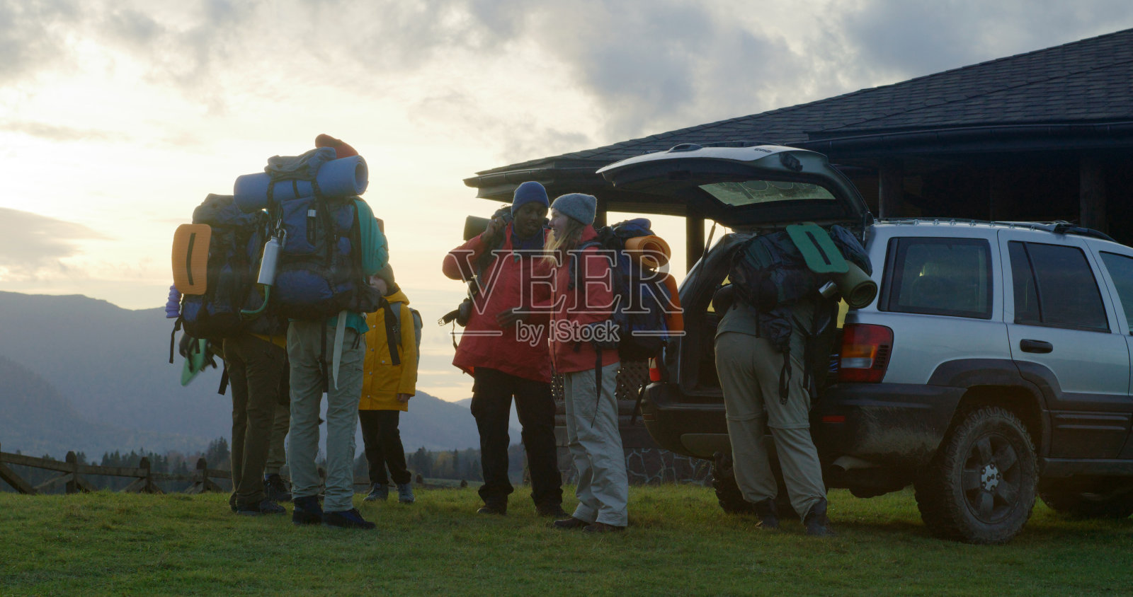 各种各样的游客朋友到达山上的出租屋照片摄影图片