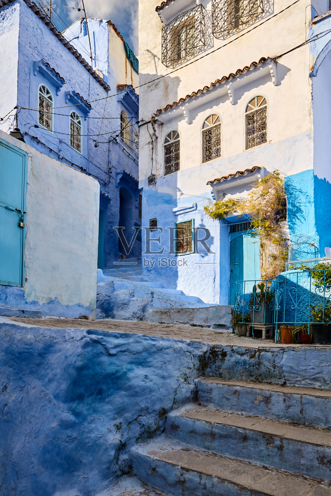 摩洛哥舍夫沙万的蓝色城市街道和楼梯照片摄影图片