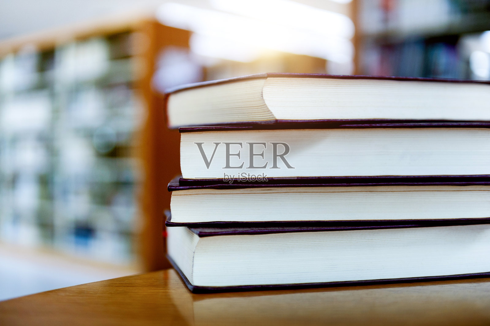 桌子上堆放着四本书的图书馆照片摄影图片