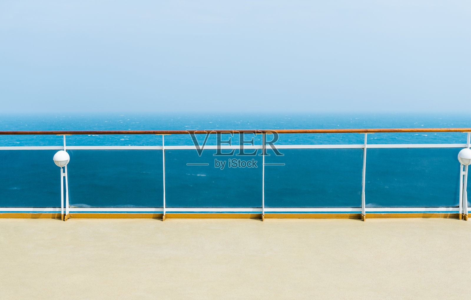 豪华游轮甲板和蓝天照片摄影图片