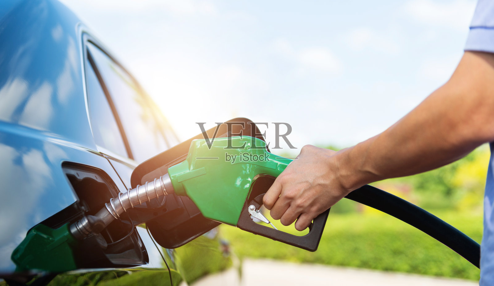 我用手给汽车加油照片摄影图片