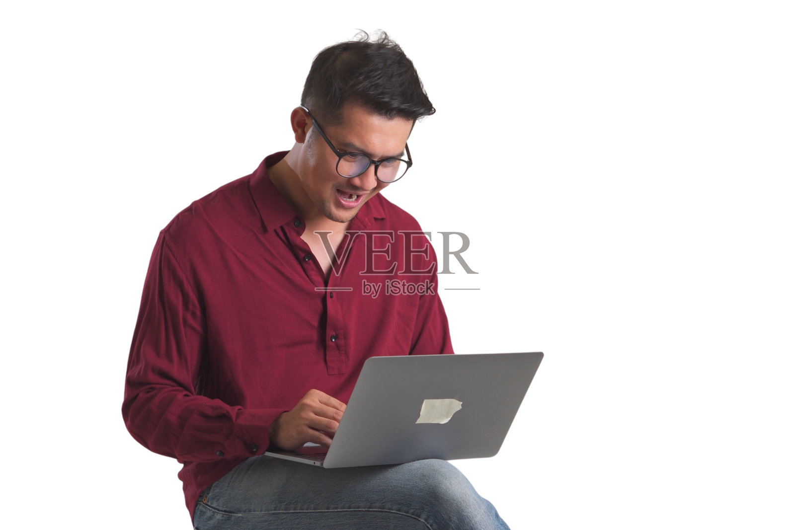 快乐的亚洲人看着白色背景的笔记本电脑。照片摄影图片