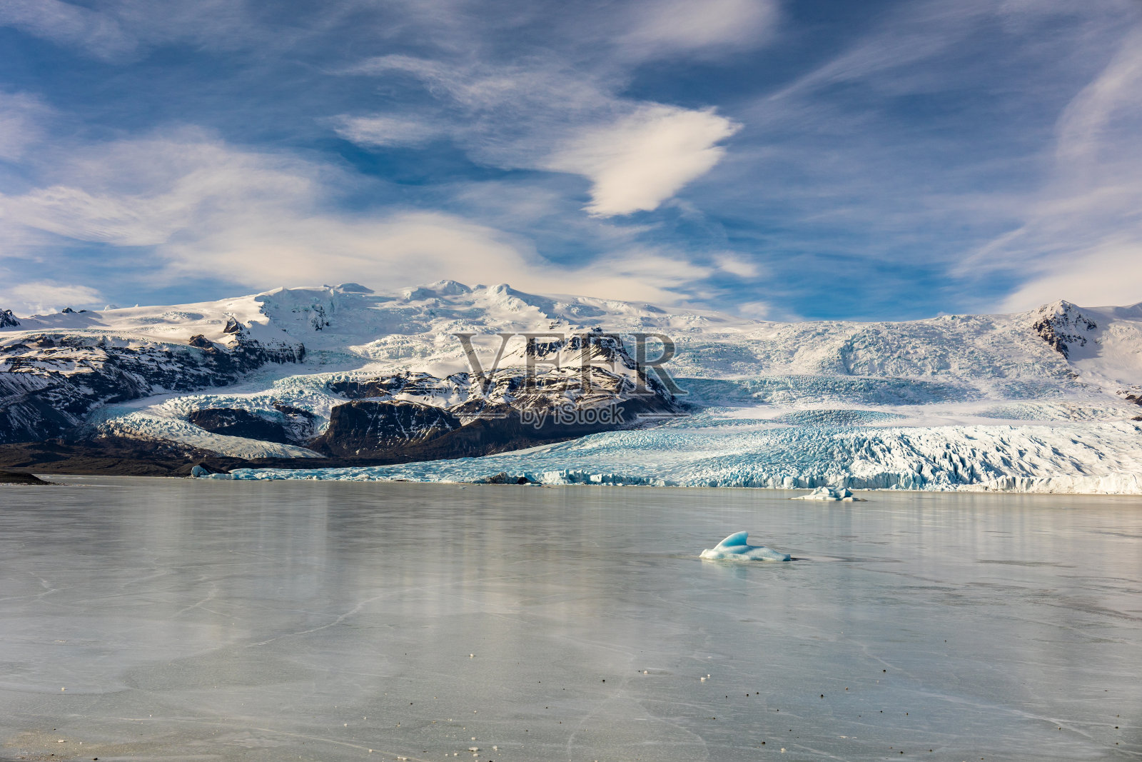 在冰岛的fjallsarlon冰川前照片摄影图片