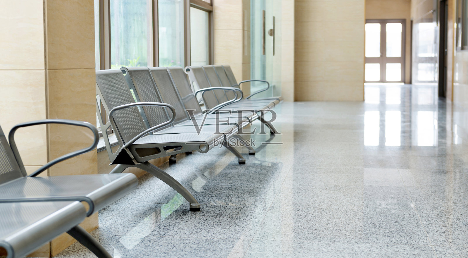 医院走廊里的椅子照片摄影图片