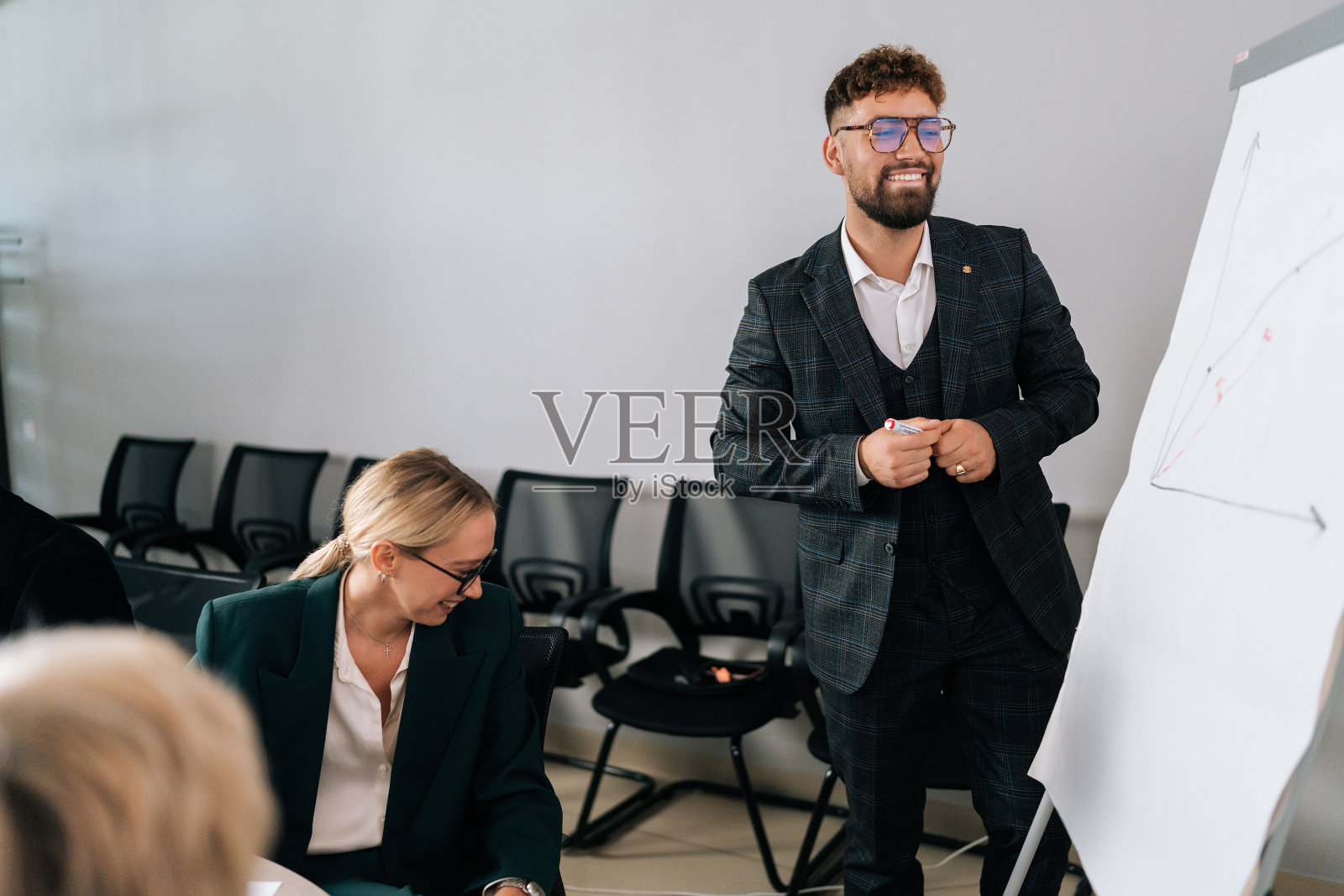 积极的商务经理肖像教练领导商务会议，给挂图演示，培训咨询工作组。照片摄影图片