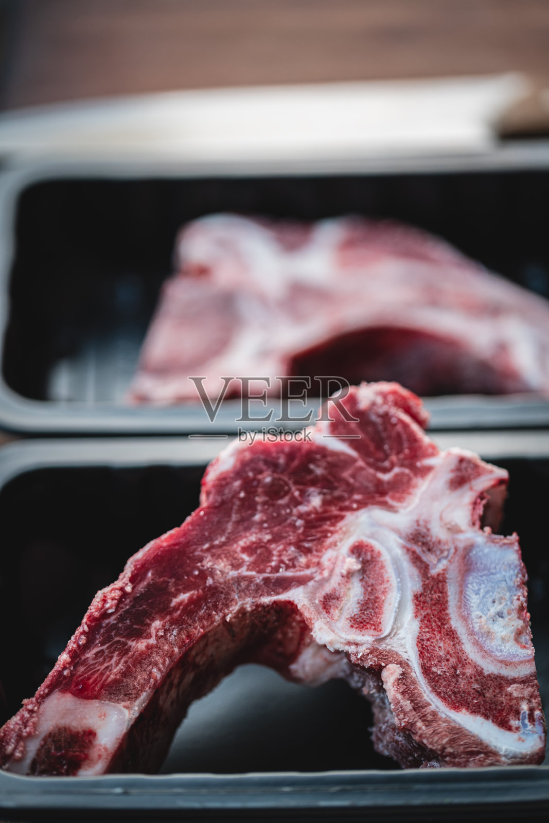 市场上木板上的牛脊骨照片摄影图片