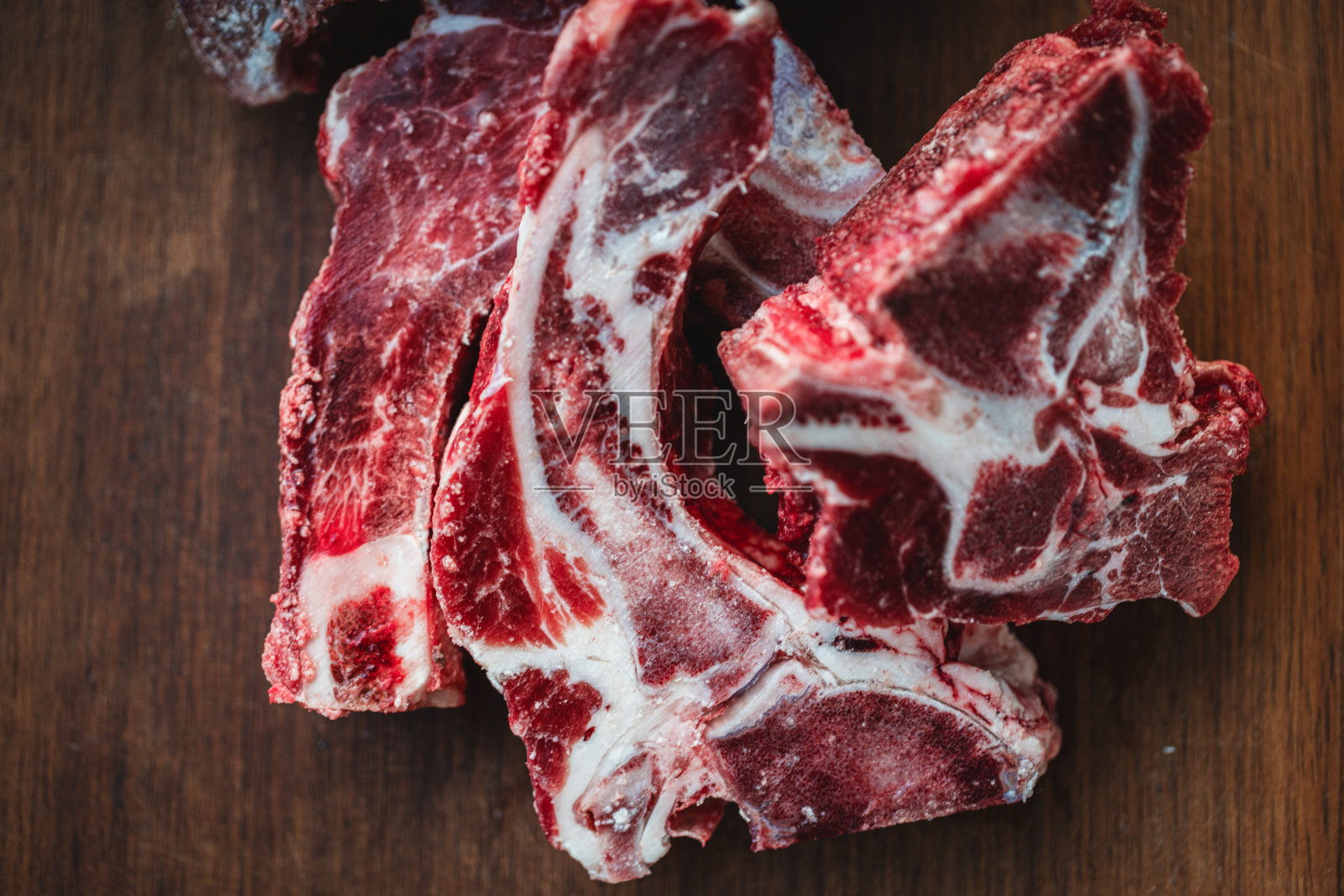 市场上木板上的牛脊骨照片摄影图片