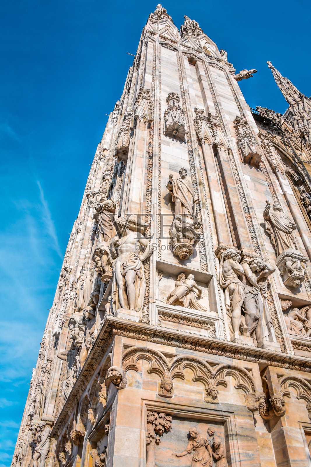 意大利米兰大教堂墙壁上的雕像照片摄影图片