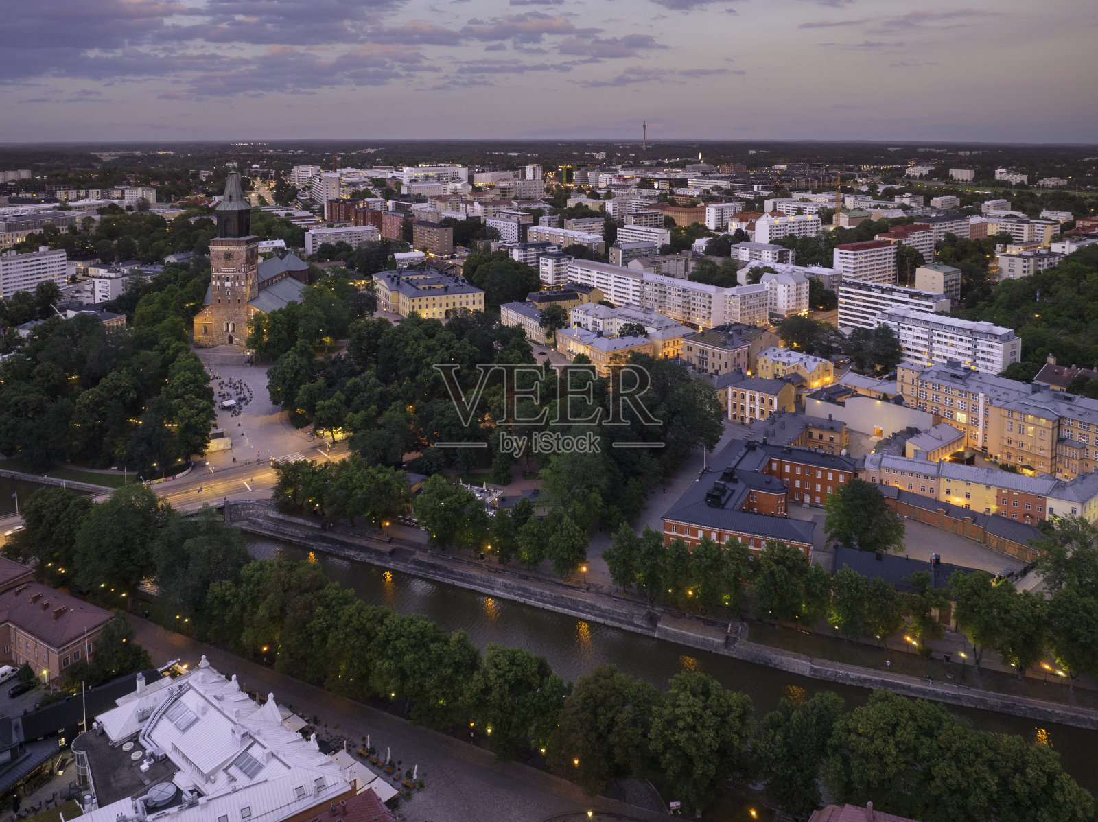 图尔库中部的夏日晚景照片摄影图片