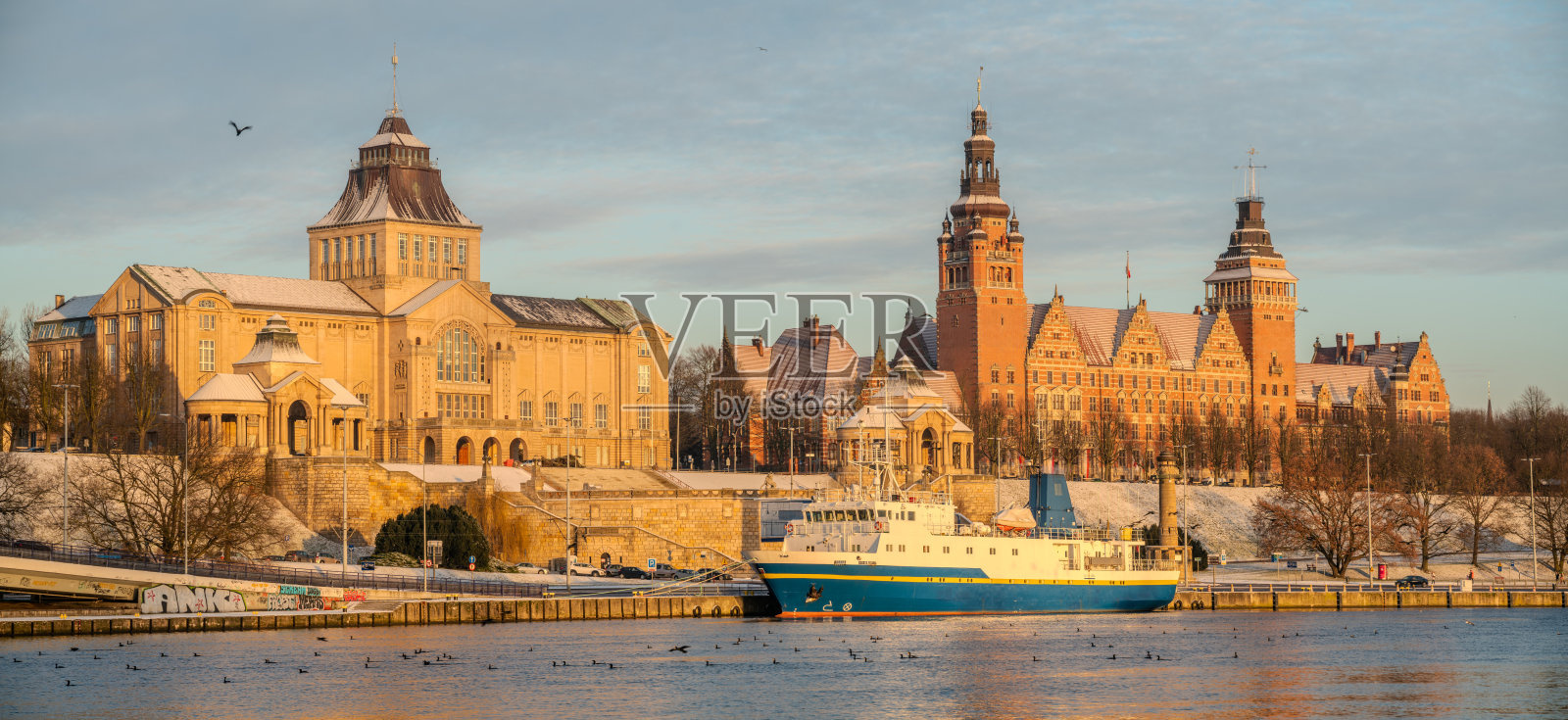 Szczecin Haken Terrace的历史建筑映照在河中照片摄影图片