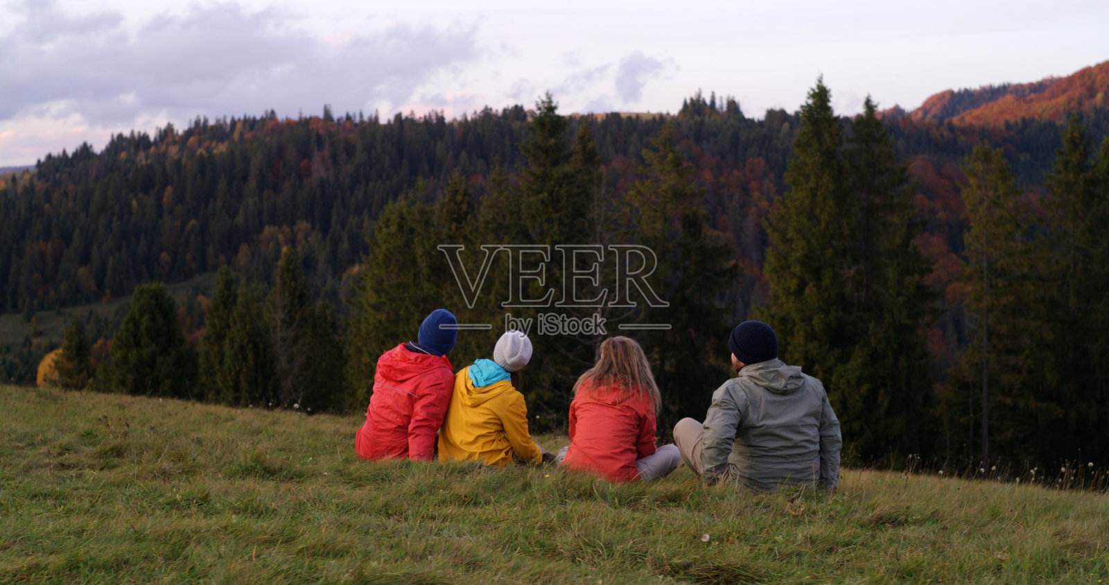 多民族夫妇欣赏日落和令人惊叹的山景照片摄影图片