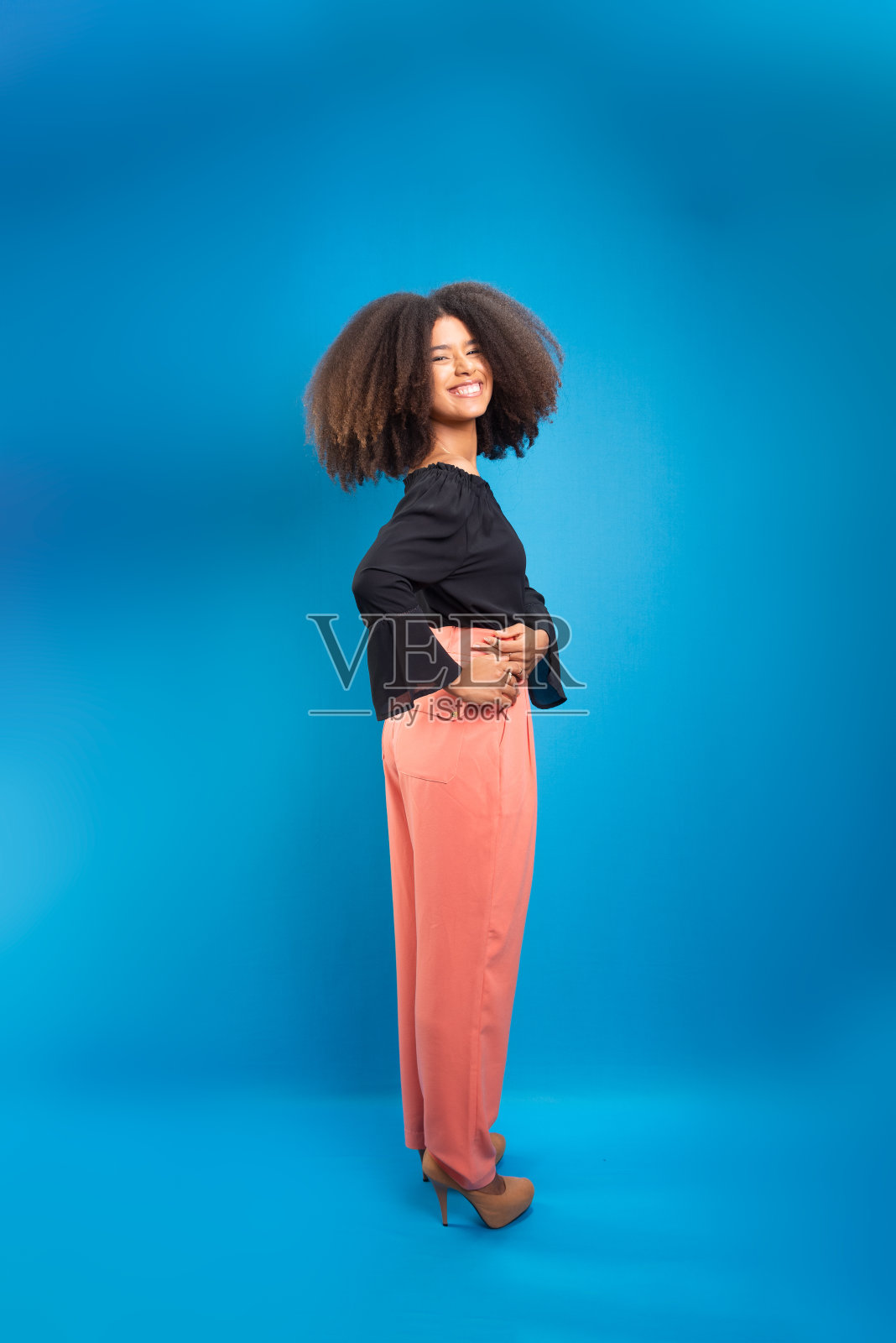 漂亮的年轻女子，一头黑色的黑发，穿着正式。照片摄影图片