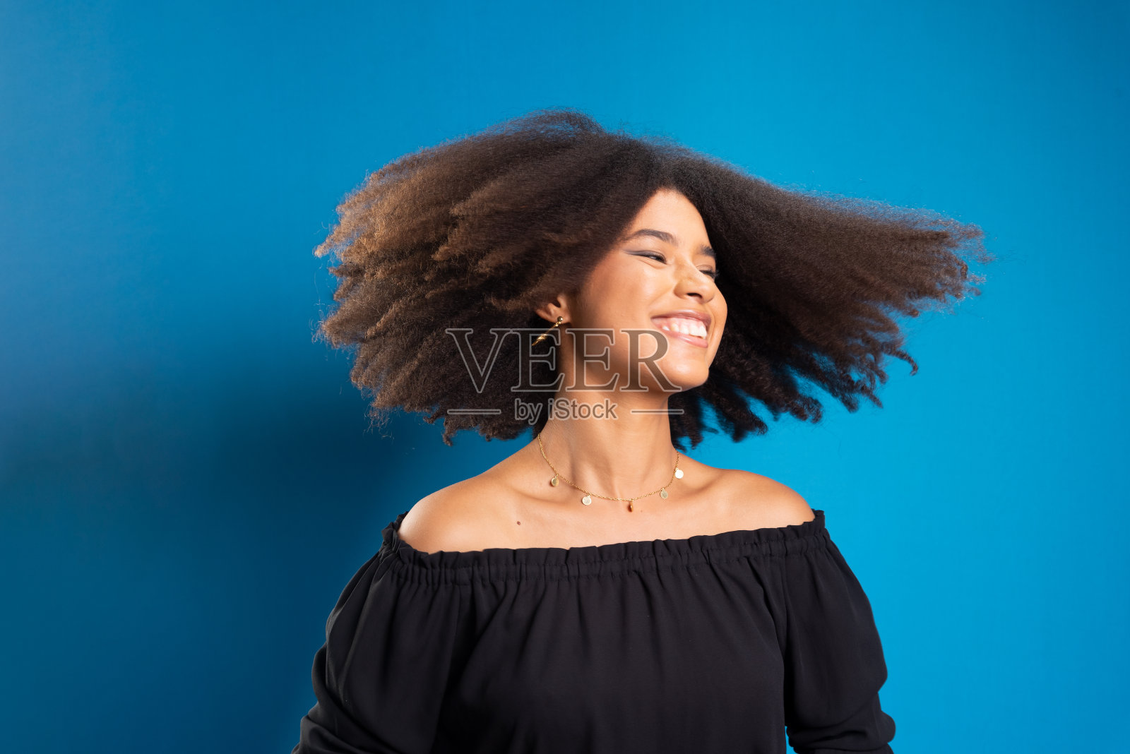 美丽的年轻女子用她黑色的权力头发做动作。照片摄影图片