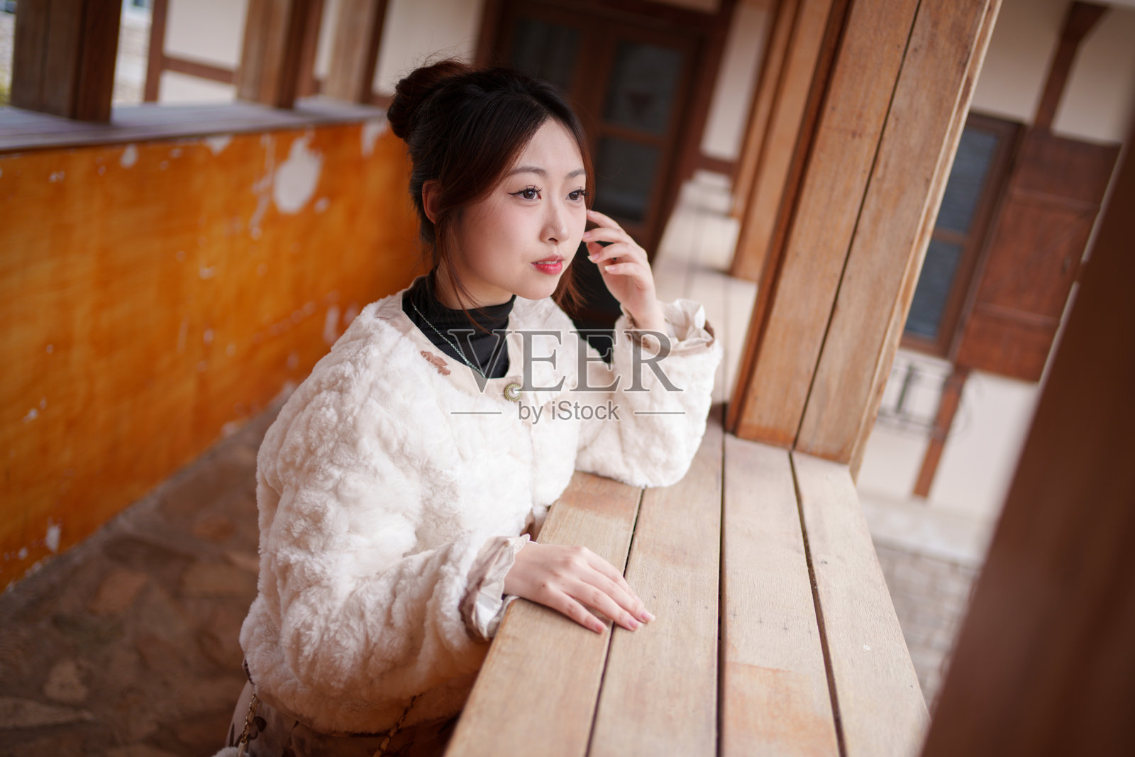 一个年轻的亚洲女人照片摄影图片