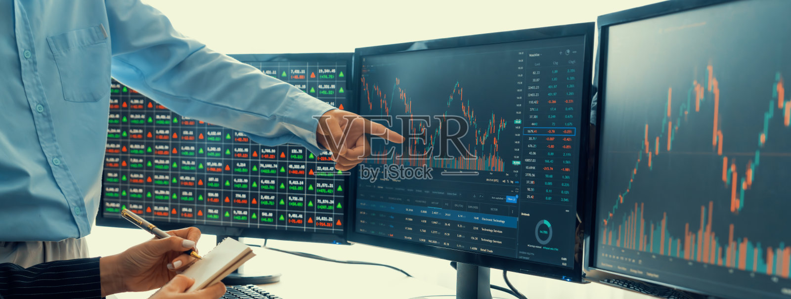 专业聪明的交易员手指着金融增长图表。蓬勃发展。照片摄影图片