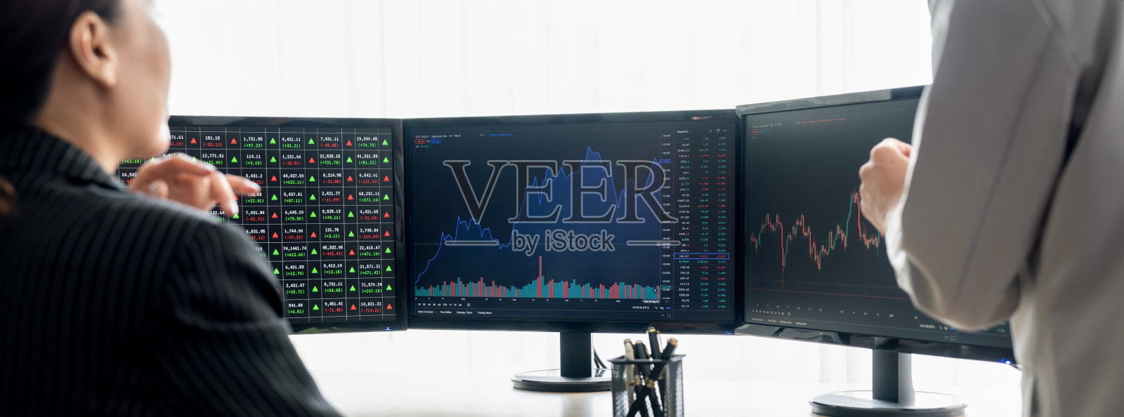 股票经纪人把感兴趣的股票送给熟练的女商人。新兴的. .照片摄影图片