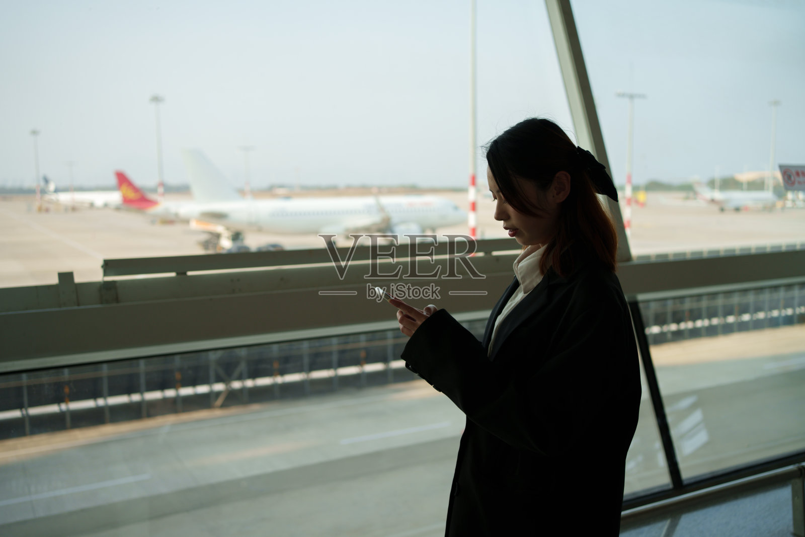 女商人使用智能手机照片摄影图片