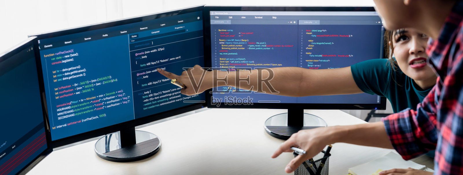 网站开发团队在办公室进行头脑风暴和分享想法。蓬勃发展。照片摄影图片