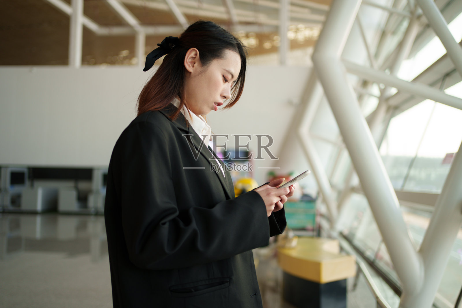 亚洲女性使用智能手机照片摄影图片