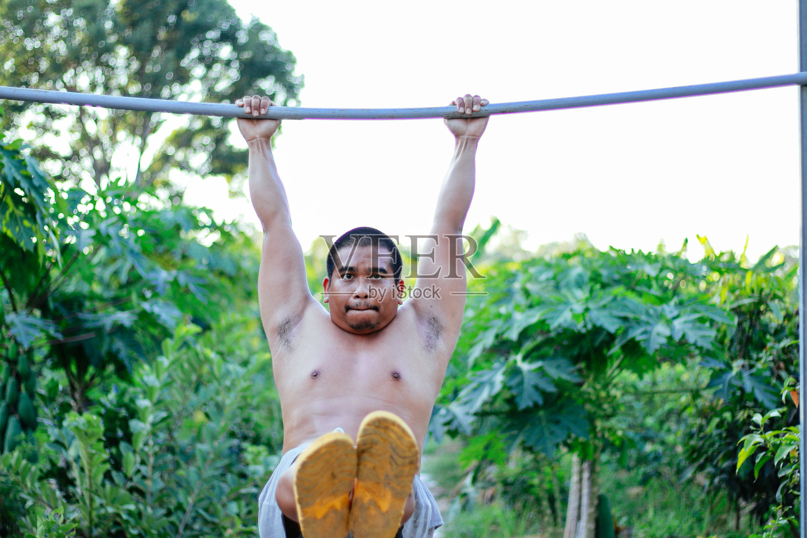 棕色皮肤的人停下来照片摄影图片