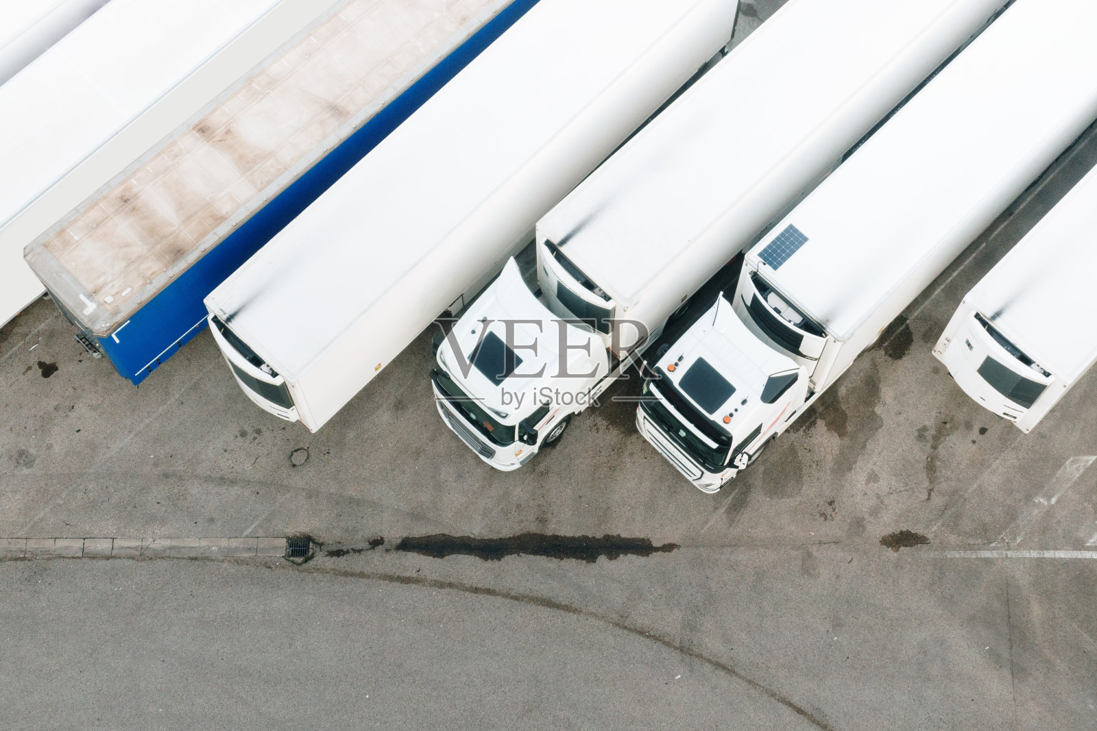 从上面看停着的卡车照片摄影图片