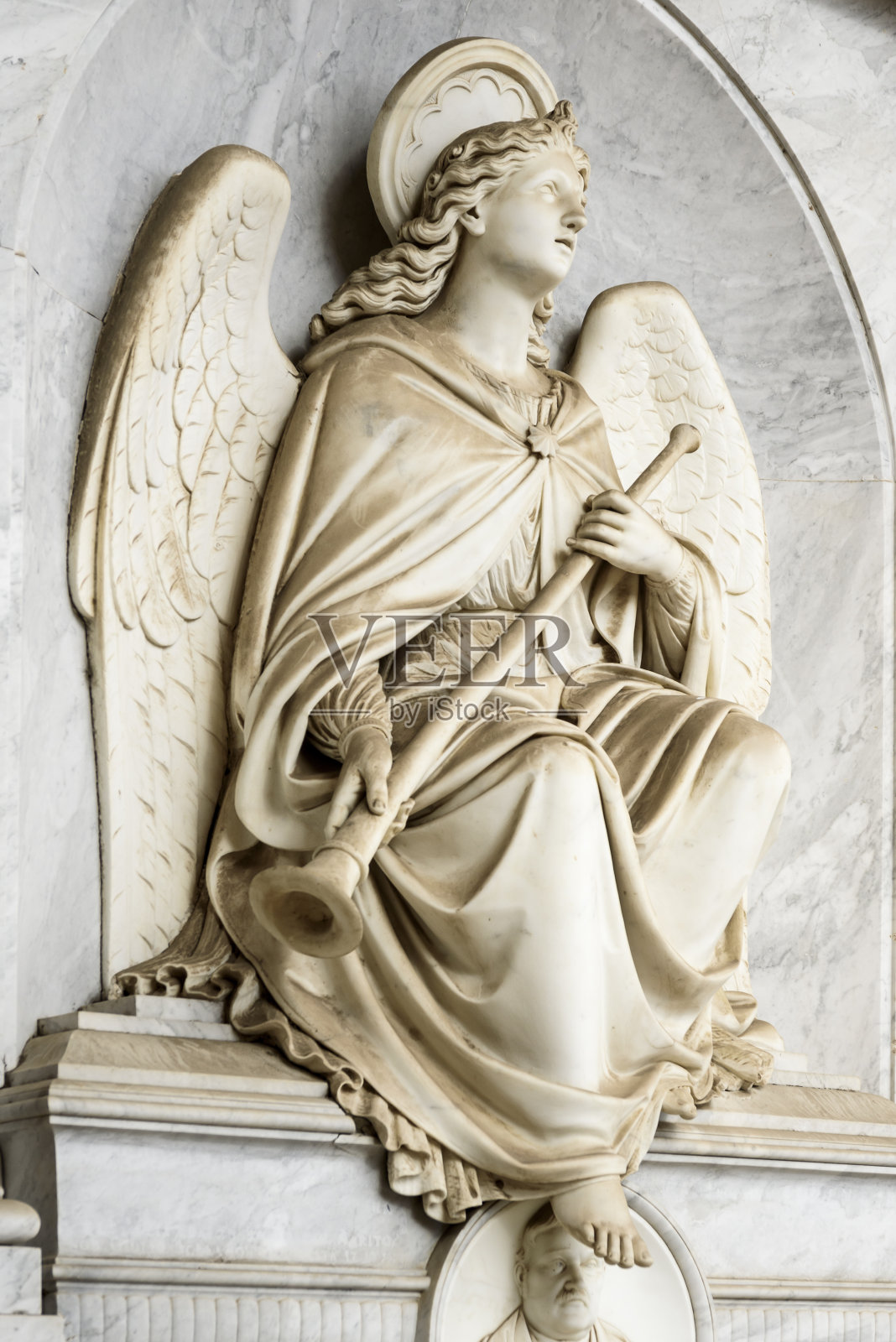 带小号的天使照片摄影图片