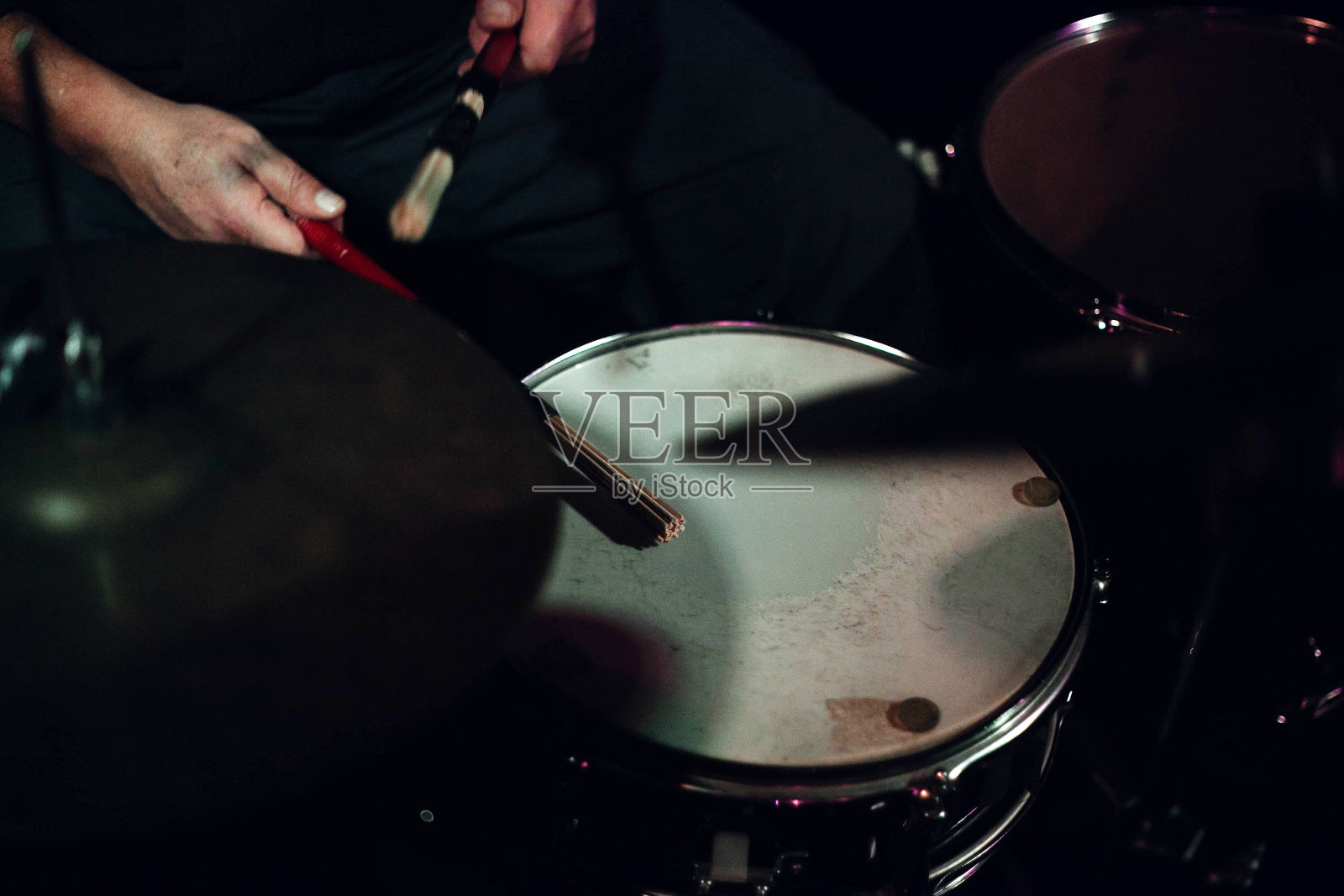 打鼓的人。照片摄影图片