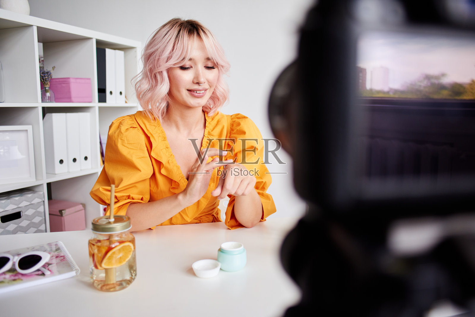 美妆博主在手上涂面霜照片摄影图片