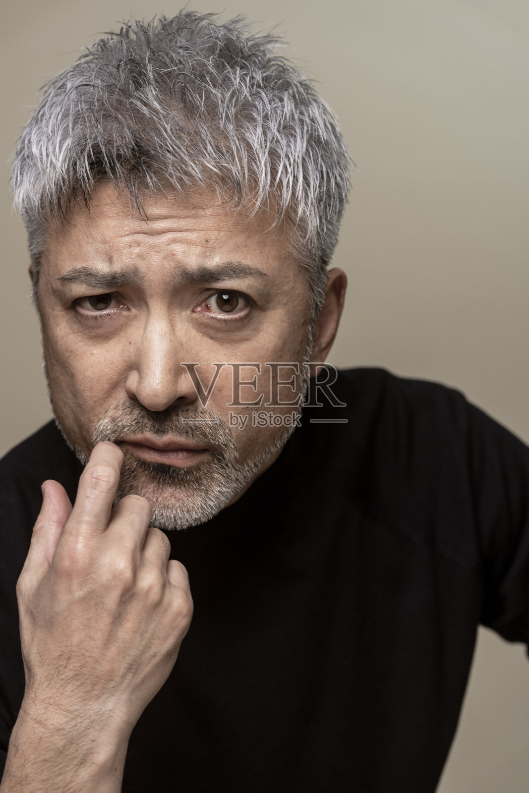 一个英俊的中年男子的肖像。照片摄影图片