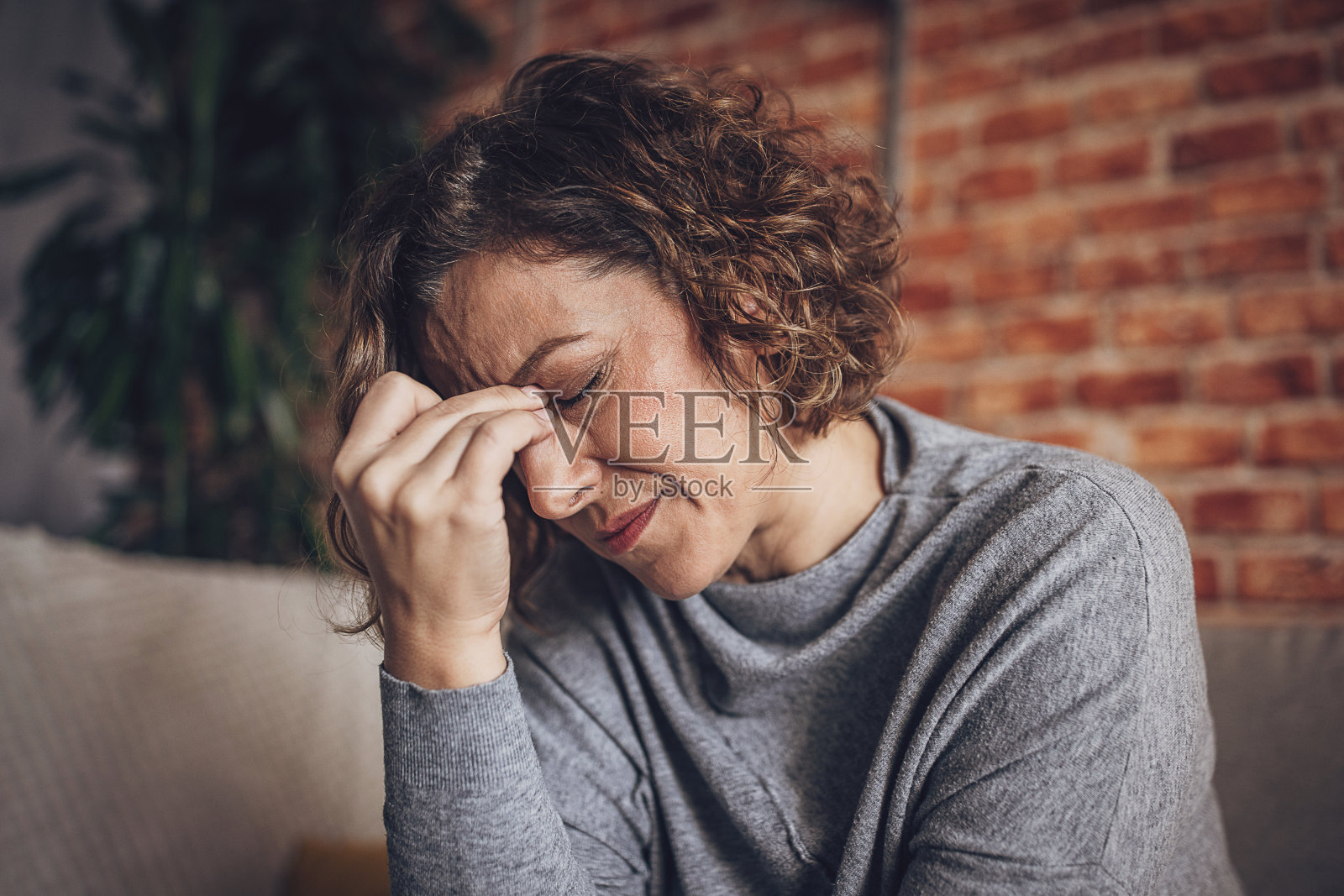 女人感到疼痛和头痛照片摄影图片