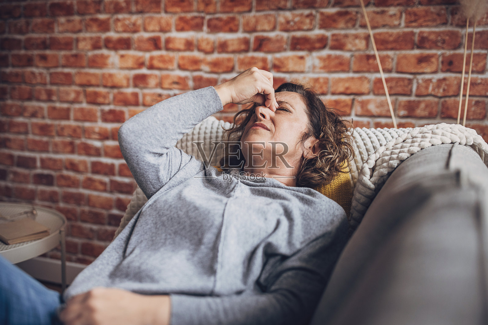 女人感到疼痛和头痛照片摄影图片