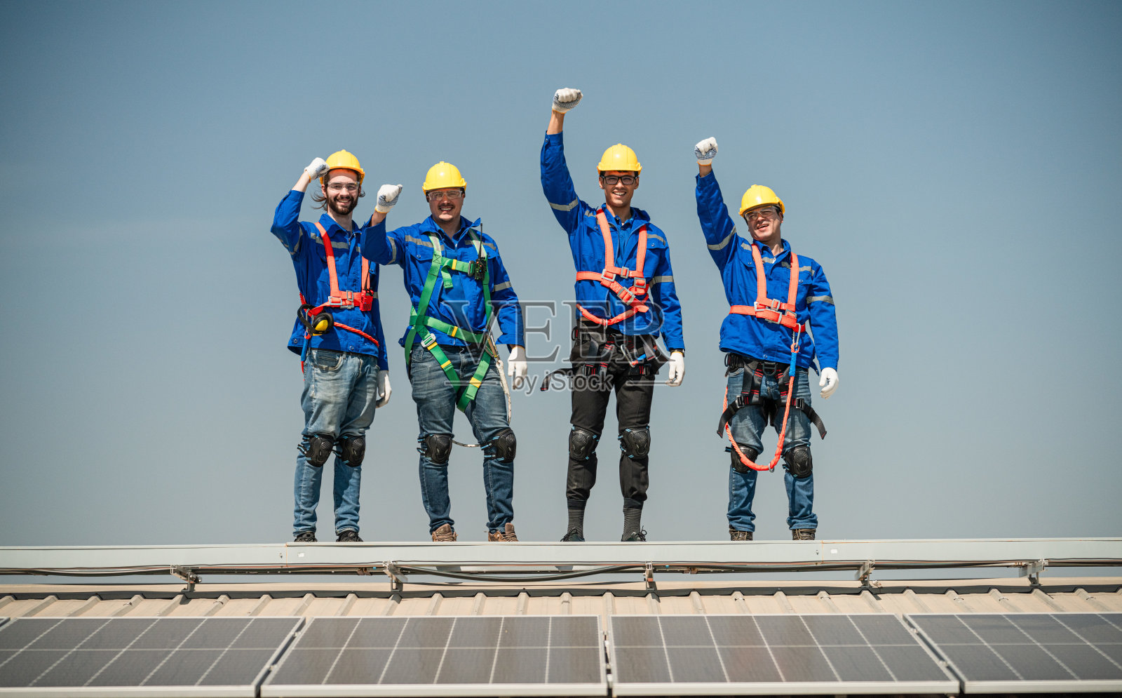 技术团队的生态太阳能农场。照片摄影图片