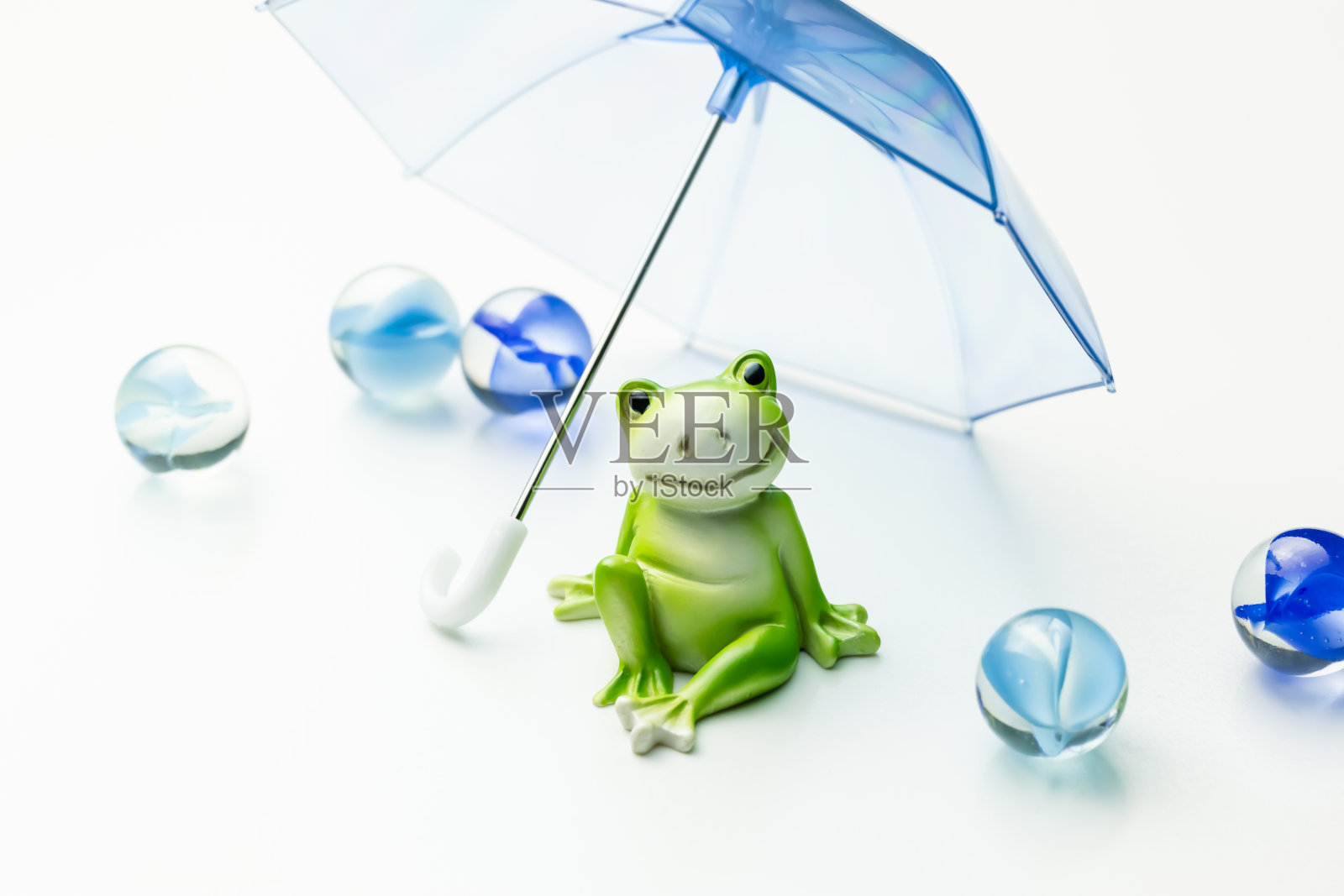 多雨的季节。青蛙和伞。照片摄影图片