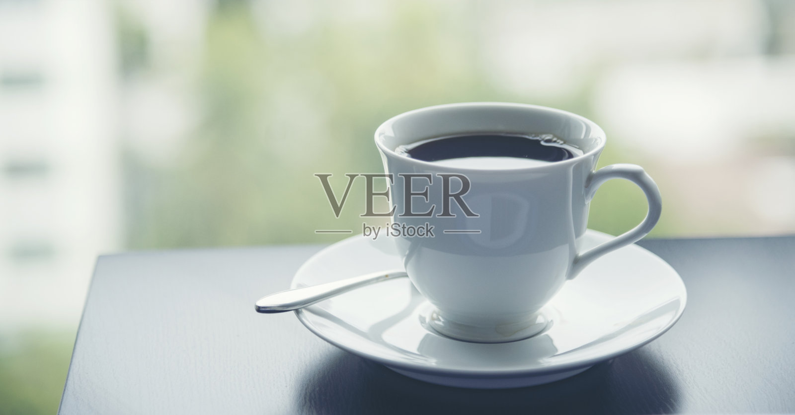 木桌上的拉花咖啡杯和牛奶。浓缩咖啡shot制作拉花热咖啡杯。意大利咖啡馆里的牛奶卡布奇诺。咖啡色热咖啡因饮料在自助餐厅，有复印空间照片摄影图片