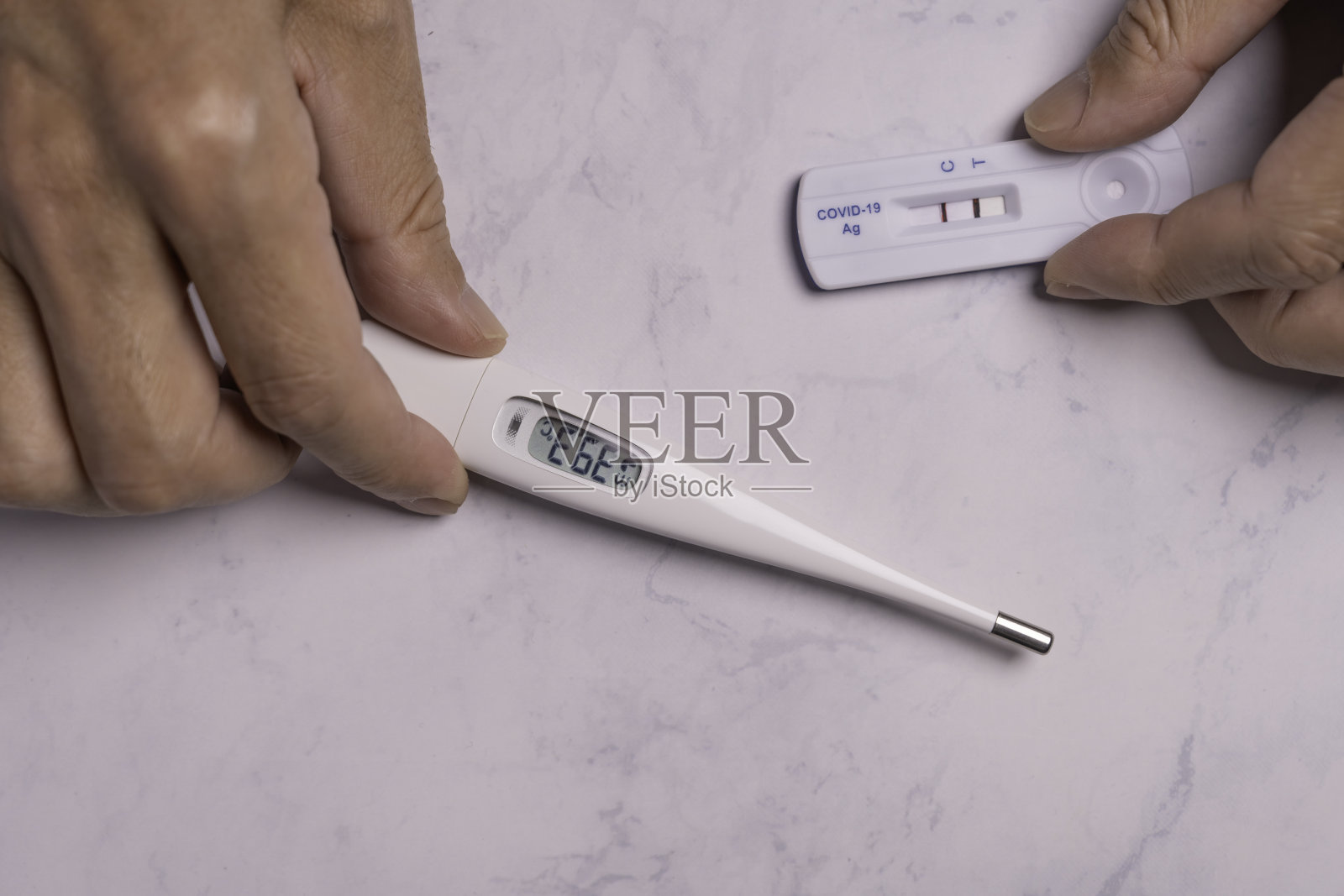 新型冠状病毒抗原检测，阳性反应，高烧照片摄影图片