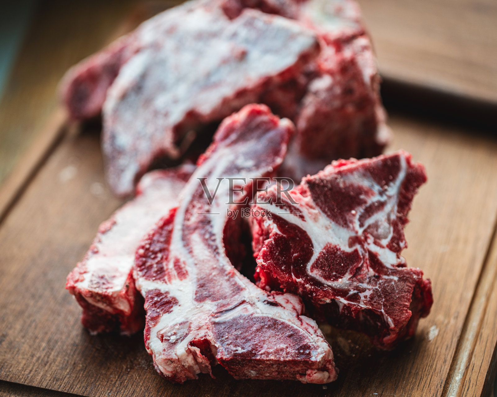 市场上木板上的牛脊骨照片摄影图片