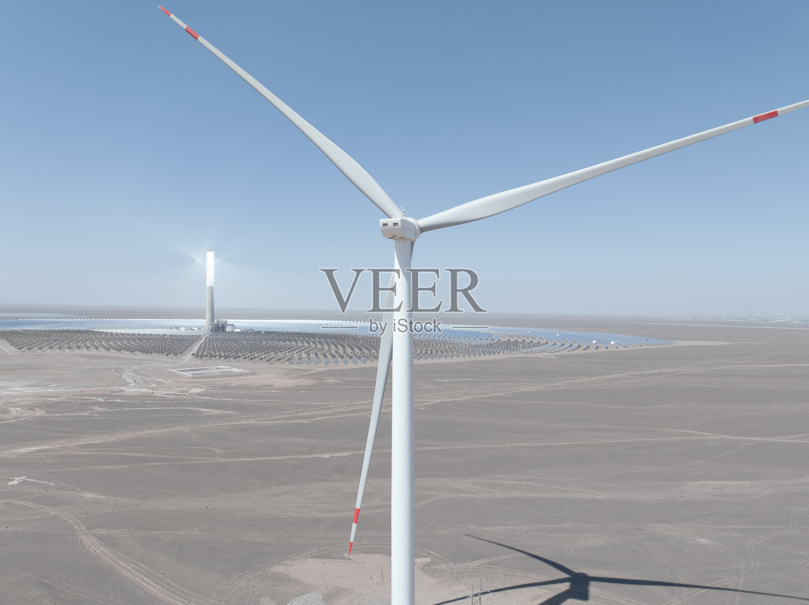 风力涡轮机和太阳能热发电照片摄影图片