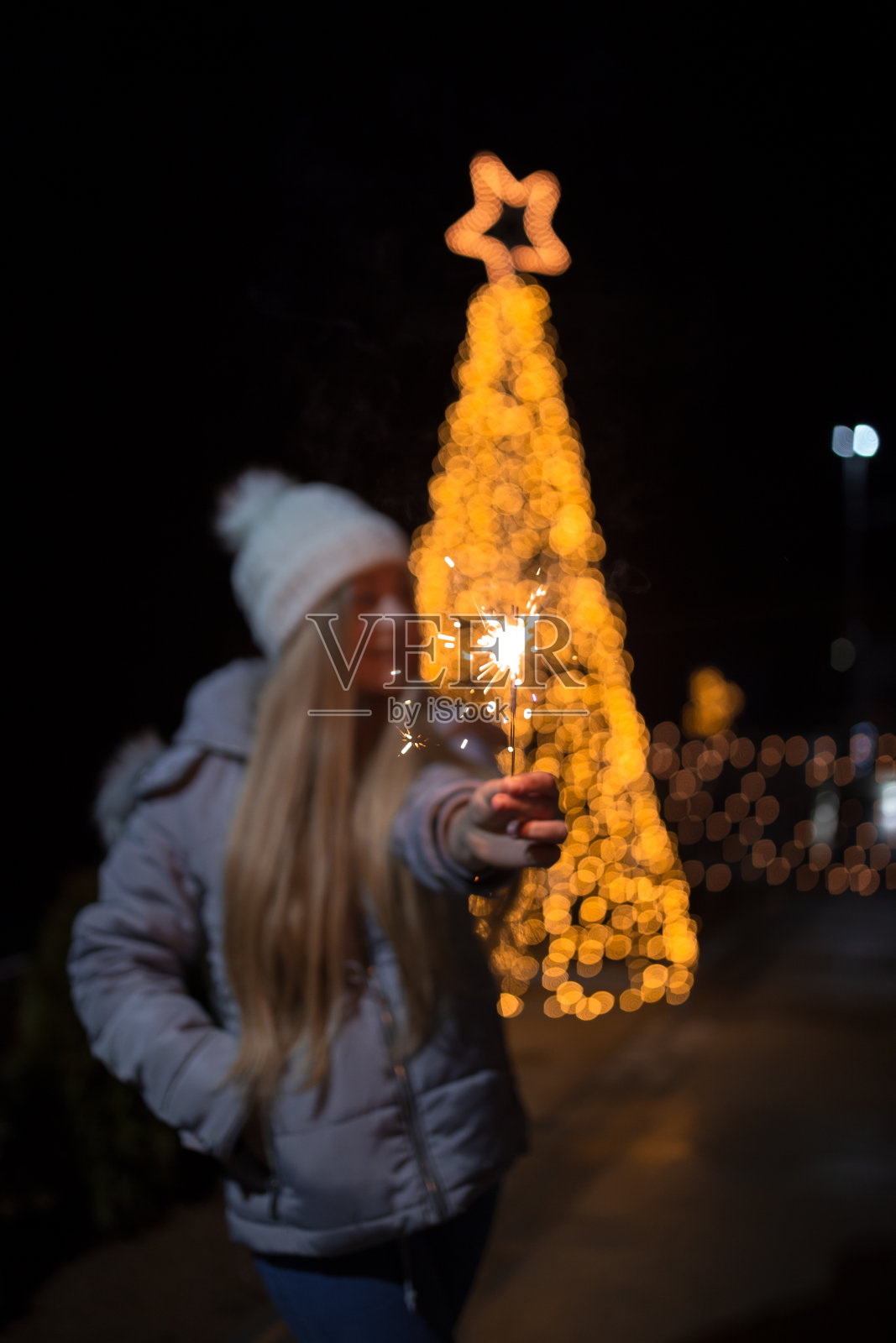 庆祝除夕的年轻女子照片摄影图片