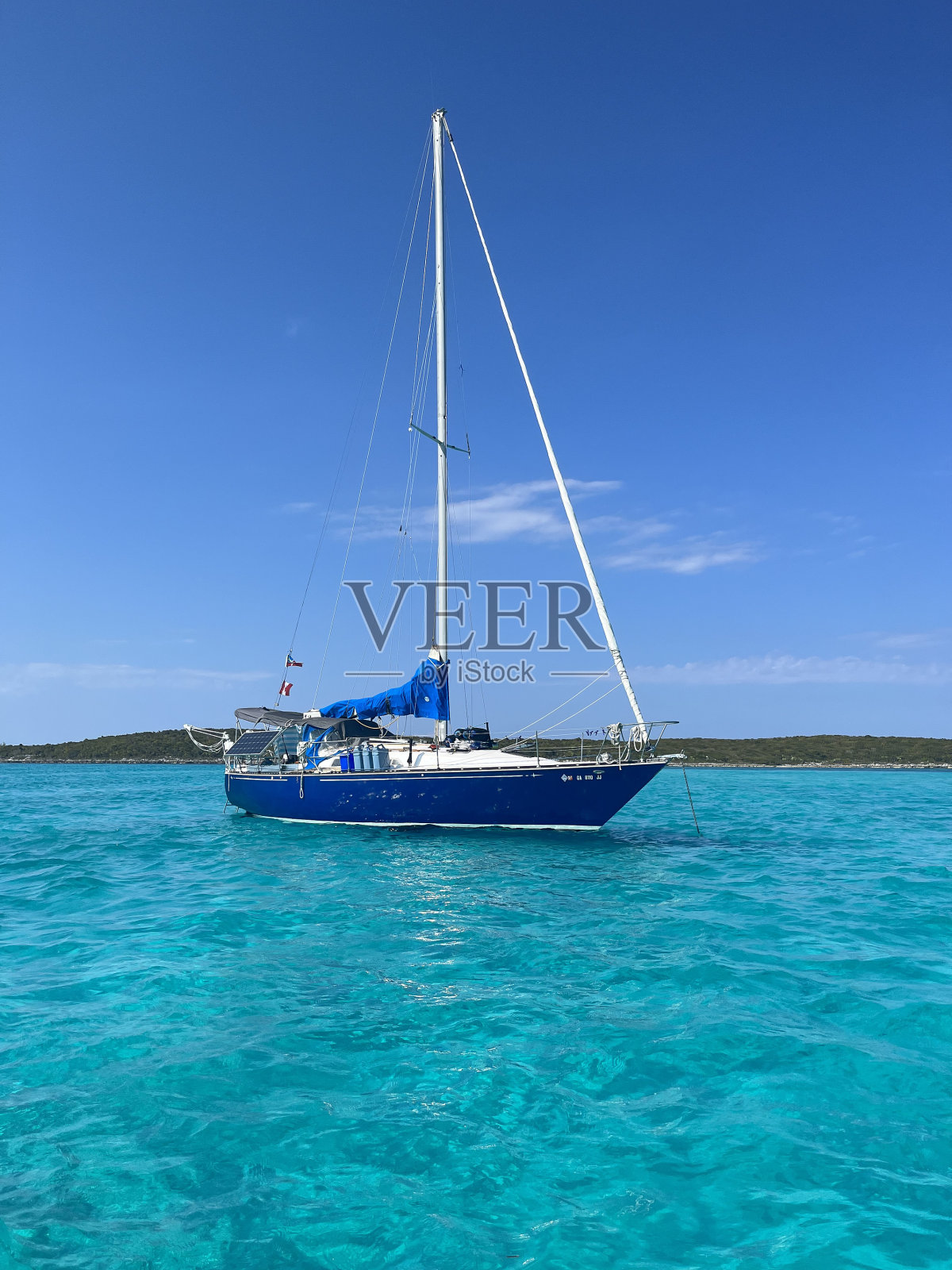 在巴哈马蔚蓝的海水中驾着帆船照片摄影图片