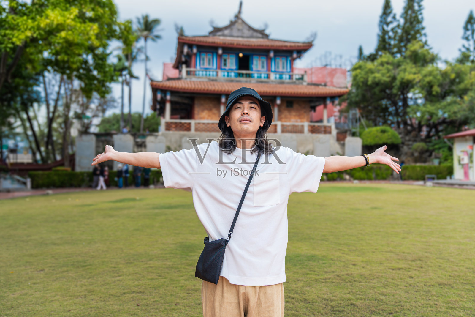 台湾男子在寺庙闭眼照片摄影图片