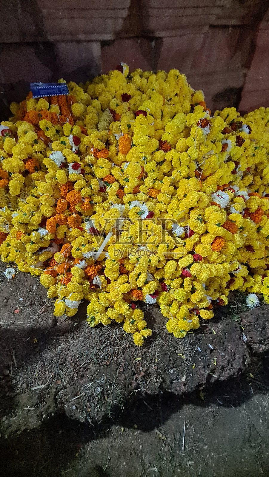 天主教节日蜡烛和鲜花照片摄影图片