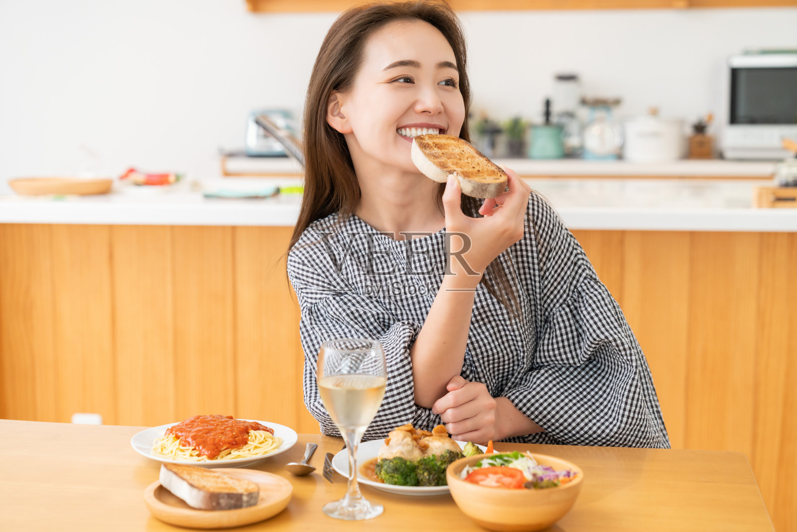 吃东西的亚洲女人照片摄影图片