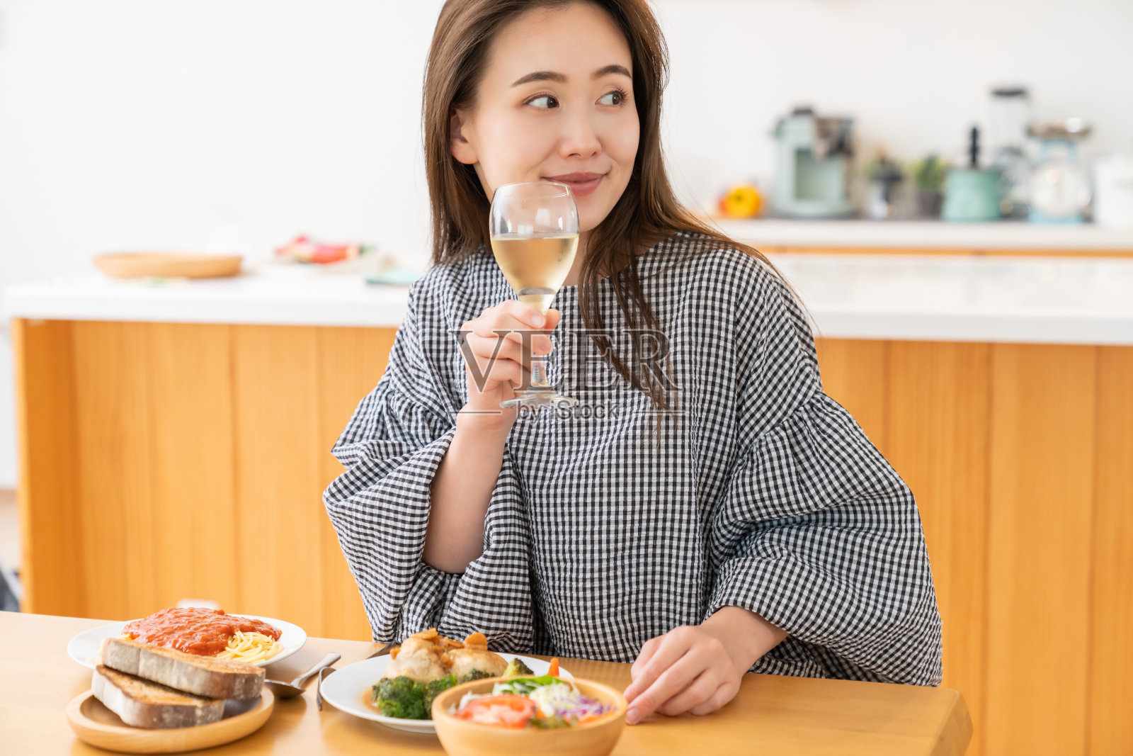 吃东西的亚洲女人照片摄影图片