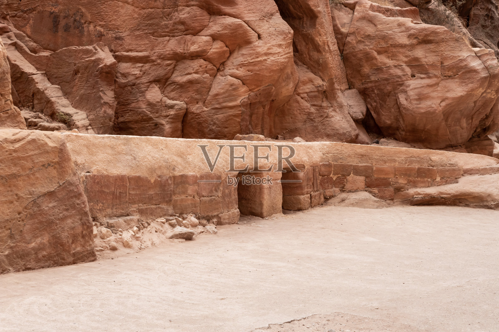 约旦瓦迪穆萨市佩特拉的纳巴泰王国，Al Siq峡谷沙壁上的排水设施照片摄影图片