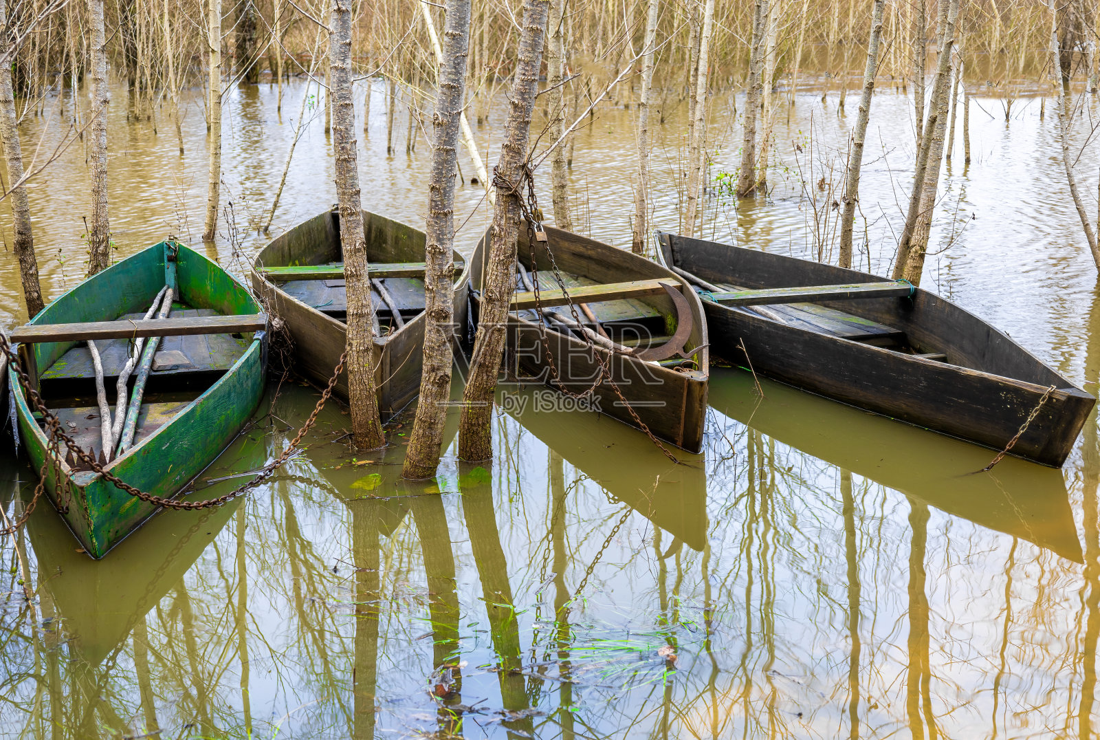 洪水地区的船只和小船的倒影。照片摄影图片