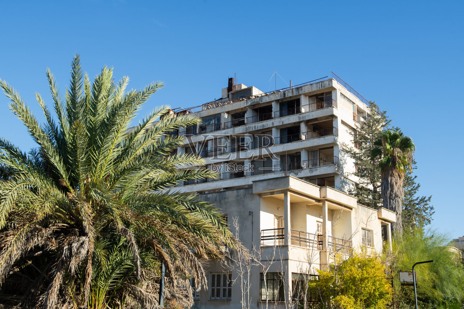 封闭的马拉卡拉塞浦路斯。北塞浦路斯法马古斯塔的废弃城市马拉伊的建筑物。它在塞浦路斯的当地名称是“封闭的马拉伊”。照片摄影图片