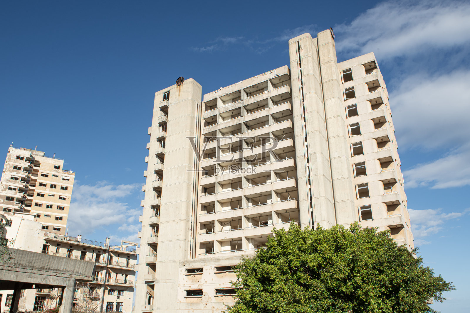 封闭的马拉卡拉塞浦路斯。北塞浦路斯法马古斯塔的废弃城市马拉伊的建筑物。它在塞浦路斯的当地名称是“封闭的马拉伊”。照片摄影图片