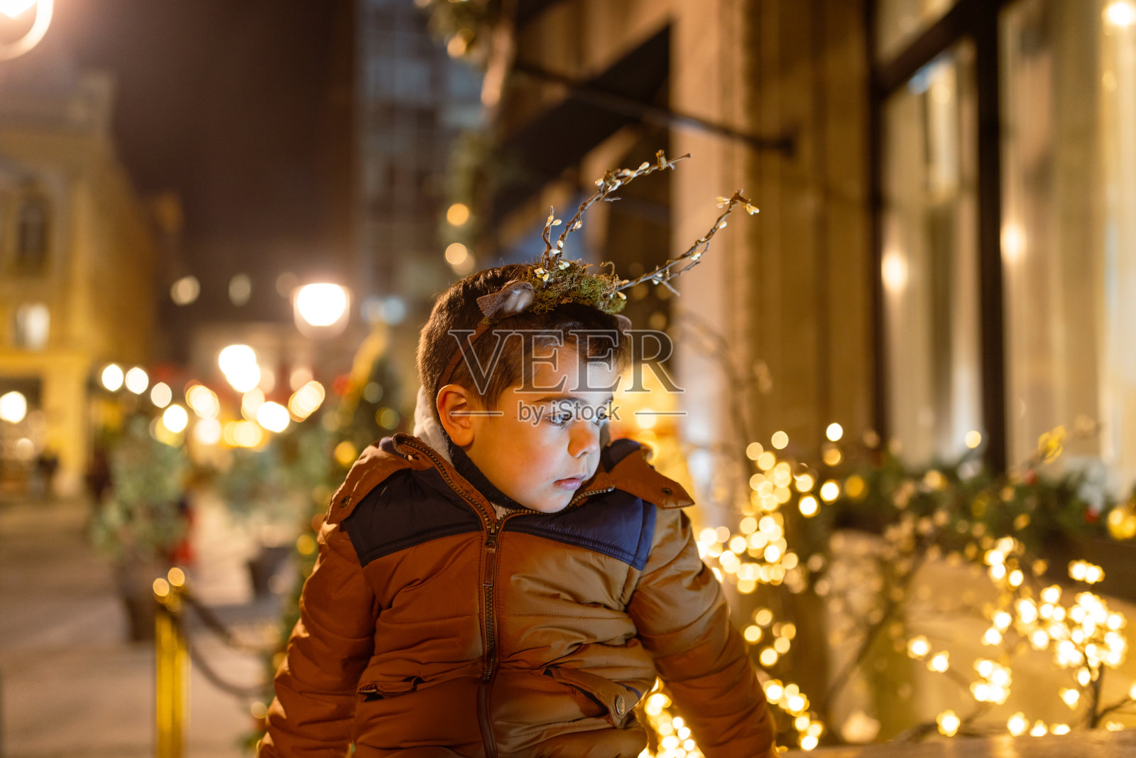 可爱的小男孩带着圣诞装饰品照片摄影图片