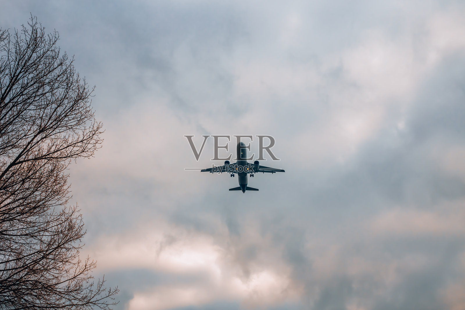 客机降落在机场，蓝天白云下。米兰圣多纳托，伦巴第，意大利照片摄影图片