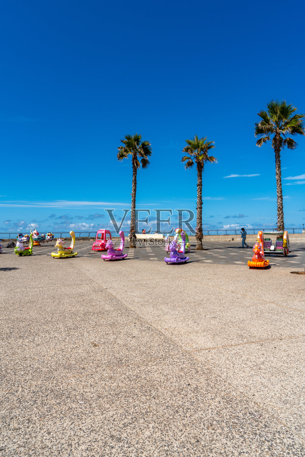 摩洛哥卡萨布兰卡，哈桑二世清真寺的海滨长廊照片摄影图片